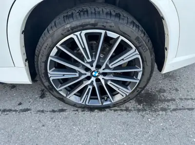 BMW X1 23i xDrive 2023 — SUV compact dynamique, 37 500 km, équipé de pneus hiver — Thumbnail 8