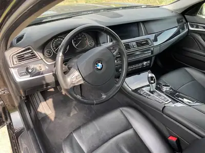 BMW 528i xDrive 2013 — Berline premium 4x4, entretien BMW complet, pneus neige inclus — rear view