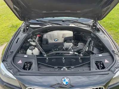 BMW 528i xDrive 2013 — Berline premium 4x4, entretien BMW complet, pneus neige inclus — dashboard