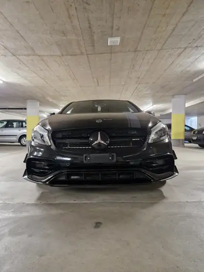 Mercedes-Benz A 45 AMG 4MATIC — Performance 381 ch, 4x4 intégral, kilométrage modéré — vista posteriore