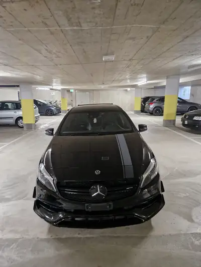 Mercedes-Benz A 45 AMG 4MATIC — Performance 381 ch, 4x4 intégral, kilométrage modéré — fianco