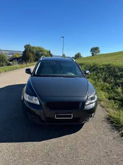 Volvo V50 2.5 T5 Momentum AWD — Break sportif 230 ch, transmission intégrale — side view