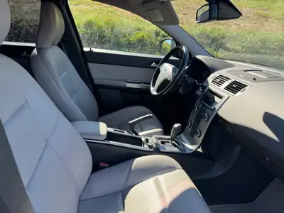 Volvo V50 2.5 T5 Momentum AWD — Break sportif 230 ch, transmission intégrale — interior