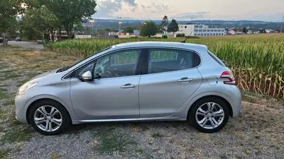 Peugeot 208 1.6 VTi Allure — Citadine dynamique, 65 000 km, sans sinistre — fianco