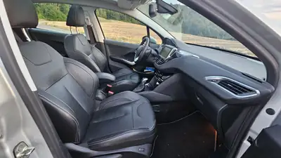 Peugeot 208 1.6 VTi Allure — Citadine dynamique, 65 000 km, sans sinistre — vista posteriore