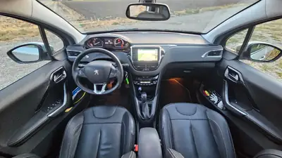 Peugeot 208 1.6 VTi Allure — Citadine dynamique, 65 000 km, sans sinistre — interni