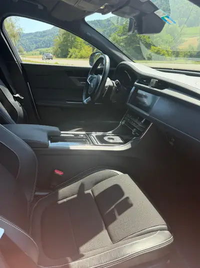 Jaguar XF 2.0 D 240 R-Sport AWD — Berline premium diesel, 69 000 km seulement — tableau de bord
