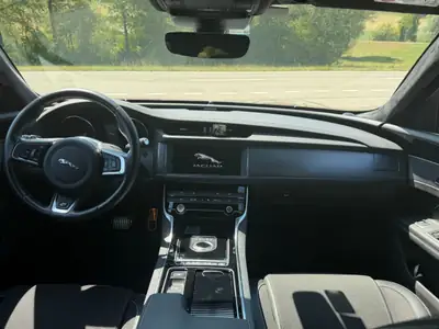 Jaguar XF 2.0 D 240 R-Sport AWD — Berline premium diesel, 69 000 km seulement — intérieur