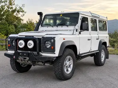 Land Rover Defender 110 Td5 — 9 places, configuration camping aménagée, tout-terrain authentique — vista esterna