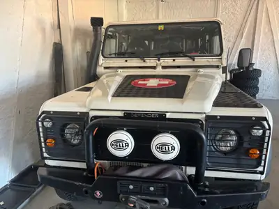 Land Rover Defender 110 Td5 — 9 places, configuration camping aménagée, tout-terrain authentique — fianco