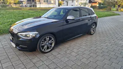 BMW M135i xDrive — Compacte sportive 319 ch, frisch ab MFK — Außenansicht