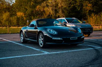 Porsche 718 Boxster 2.9 — Roadster emblématique 6-cylindres, 255 ch, entretien certifié — côté