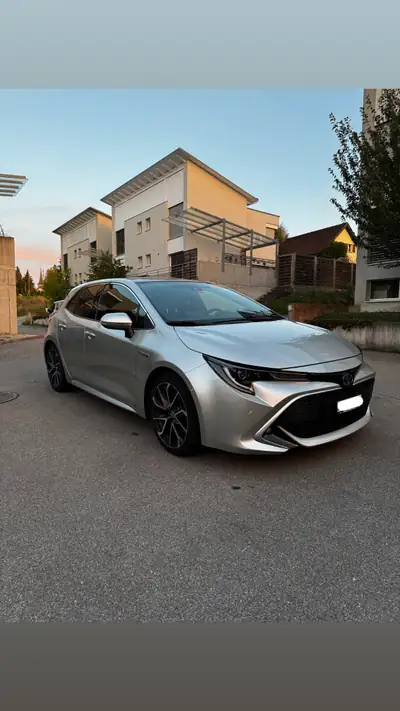 Toyota Corolla 2.0 HSD Premium — Berline hybride économe, 85'000 km — side view