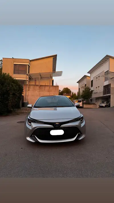 Toyota Corolla 2.0 HSD Premium — Berline hybride économe, 85'000 km — exterior view