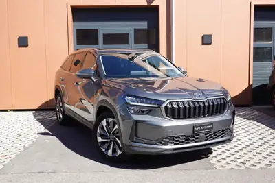 Skoda Kodiaq 1.5 TSI mHEV — SUV 7 places hybride, hayon électrique et caméra — vue extérieure