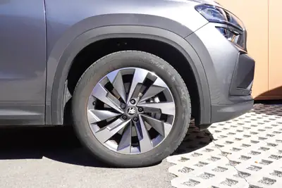 Skoda Kodiaq 1.5 TSI mHEV — SUV 7 places hybride, hayon électrique et caméra — tableau de bord