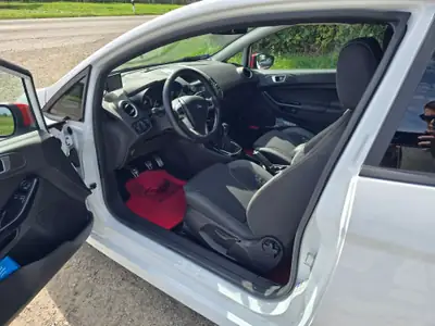 Ford Fiesta 1.0 EcoB 140 Swiss Edition — Citadine économe et équipée, 23'932 km seulement — détail