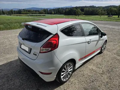 Ford Fiesta 1.0 EcoB 140 Swiss Edition — Citadine économe et équipée, 23'932 km seulement — intérieur