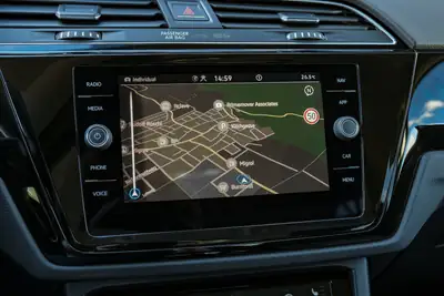 VW Touran 1.5 TSI — Monospace familial dynamique, très faible kilométrage — Miniature 18