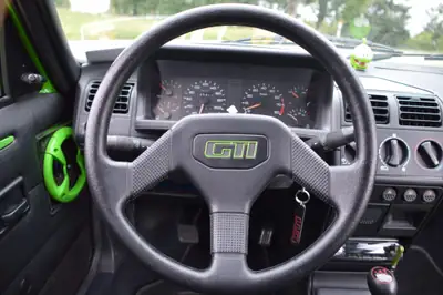 Peugeot 205 GTI 1.9 — Icône des années 90, entretenue avec soin — tableau de bord