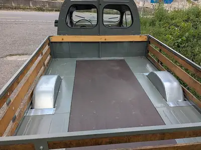 Peugeot 203 Pickup 1956 — Utilitaire vintage authentique, prêt pour l'expertise MFK — intérieur