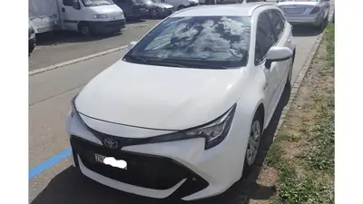 Toyota Corolla 1.8 HSD Comfort — Berline familiale hybride, économe et fiable — exterior view