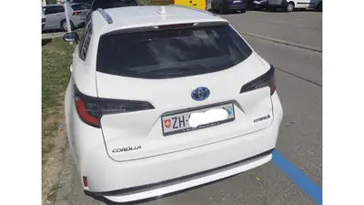 Toyota Corolla 1.8 HSD Comfort — Berline familiale hybride, économe et fiable — interior