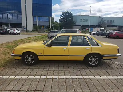 Opel Senator 3.0 E CD — Berline de prestige 1981, moteur puissant et élégance rétro — exterior view