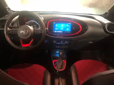 Toyota AYGO X 1.0 VVT-i Undercover — Citadine dynamique, petit kilométrage — tableau de bord