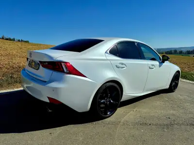Lexus IS 200t Sport — Berline premium 245 ch, garantie constructeur 15 ans — arrière