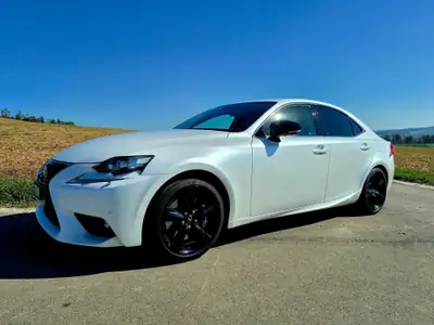 Lexus IS 200t Sport — Berline premium 245 ch, garantie constructeur 15 ans — vue extérieure