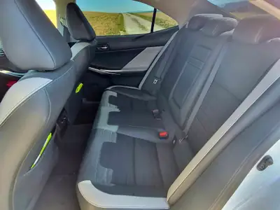 Lexus IS 200t Sport — Berline premium 245 ch, garantie constructeur 15 ans — détail