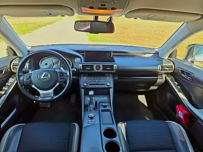 Lexus IS 200t Sport — Berline premium 245 ch, garantie constructeur 15 ans — tableau de bord