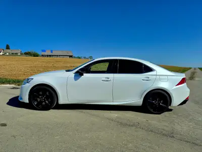 Lexus IS 200t Sport — Berline premium 245 ch, garantie constructeur 15 ans — intérieur