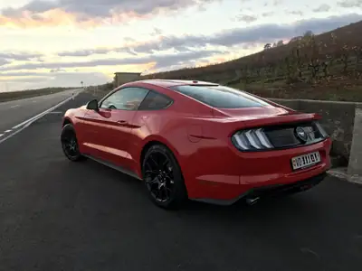 Ford Mustang 2.3 EcoBoost — Le coupé sportif américain à motorisation efficace — côté