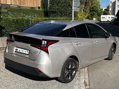 Toyota Prius 1.8 VVTi HSD Premium AWD-i — Hybride écologique, 32'000 km seulement — rear view