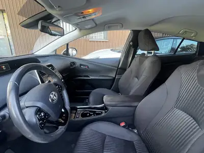 Toyota Prius 1.8 VVTi HSD Premium AWD-i — Hybride écologique, 32'000 km seulement — interior