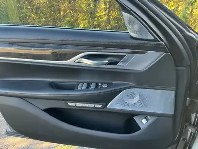BMW 750i xDrive — Berline de prestige 578 ch, équipement M Sport complet — Miniature 7