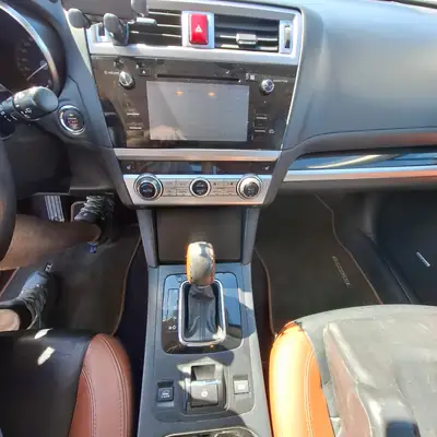 Subaru Outback 2.0 D Luxury — Break polyvalent diesel, transmission CVT, 150 000 km — tableau de bord