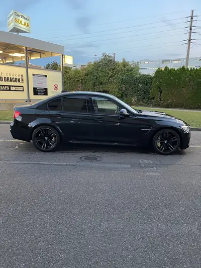 BMW M3 F80 Carbon-Ceramic Bremse — Berline haute performance, freins carbone, 139 500 km — vue extérieure