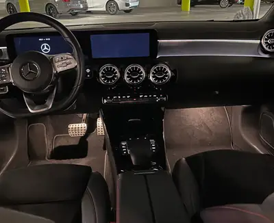 Mercedes-Benz CLA 250 AMG Line 4MATIC — Berline coupé élégante, faible kilométrage, service inclus — tableau de bord