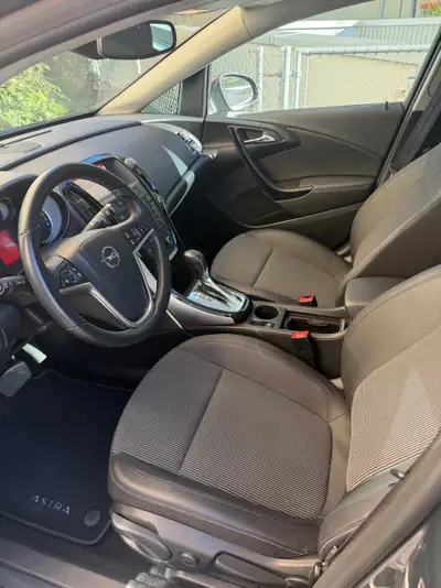 Opel Astra 1.6 Turbo Sport — Berline dynamique, 65'000 km, transmission automatique — intérieur
