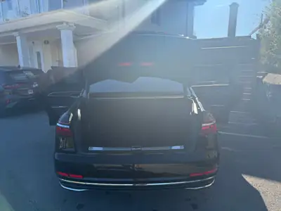 Audi A8 55 TFSI quattro — Berline de prestige hybride mild avec 69 000 km — côté