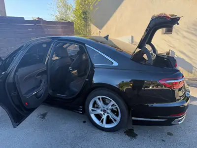 Audi A8 55 TFSI quattro — Berline de prestige hybride mild avec 69 000 km — intérieur
