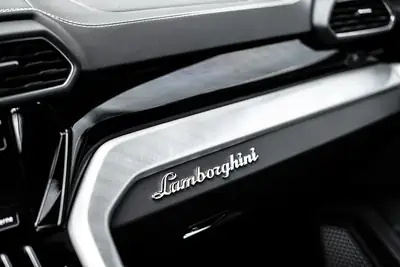 Lamborghini Urus — Le SUV haute performance suisse, 42 500 km seulement — Miniatur 16