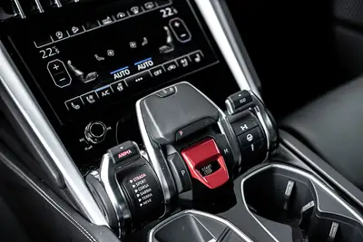 Lamborghini Urus — Le SUV haute performance suisse, 42 500 km seulement — Miniatur 21