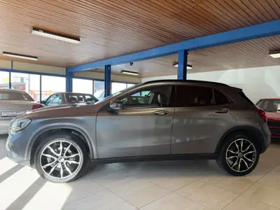 Mercedes-Benz GLA 200 Night Star — SUV compact urbain, moteur efficient et finition premium — Armaturenbrett