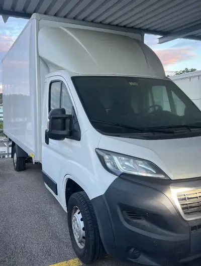 PEUGEOT BOXER 2.0 BlueHDi 130 — Utilitaire robuste avec plateau et hayon hydraulique — exterior view