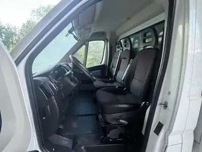 PEUGEOT BOXER 2.0 BlueHDi 130 — Utilitaire robuste avec plateau et hayon hydraulique — detail