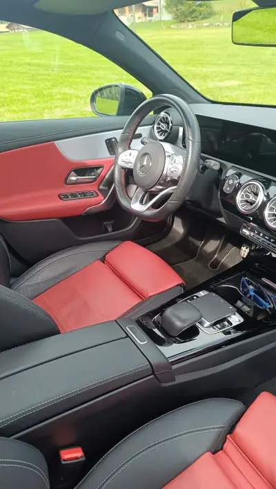 Mercedes-Benz Classe A 220 AMG Line — Berline compacte premium, 4WD et entretien impeccable — detail